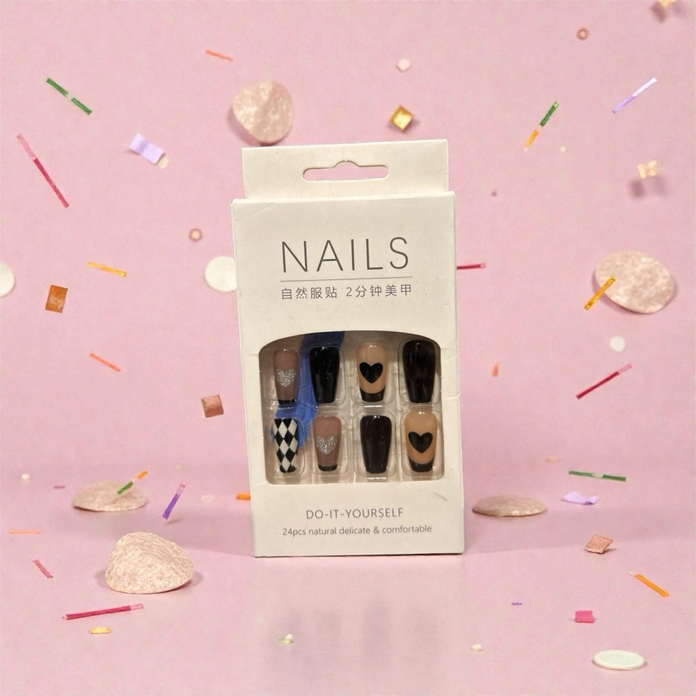 💅🏽 Press-On Nails Set with Heart Designs